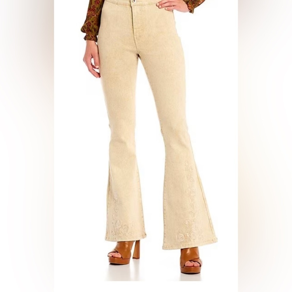 - - NWT C & V Chelsea & Violet Floral Embroidery jeans size 31